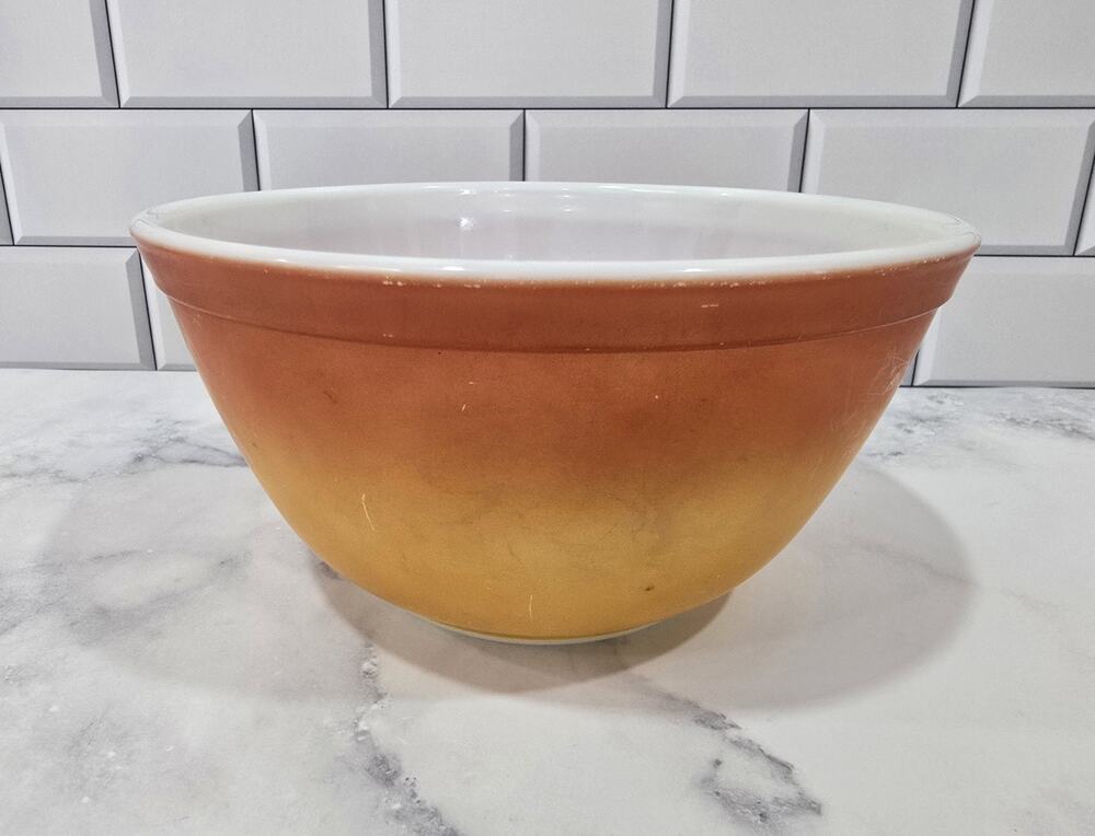 Vintage PYREX FLAMEGLO 402 Red Orange Ombre 1 1/2 Qt Mixing Bowl 1974-1976